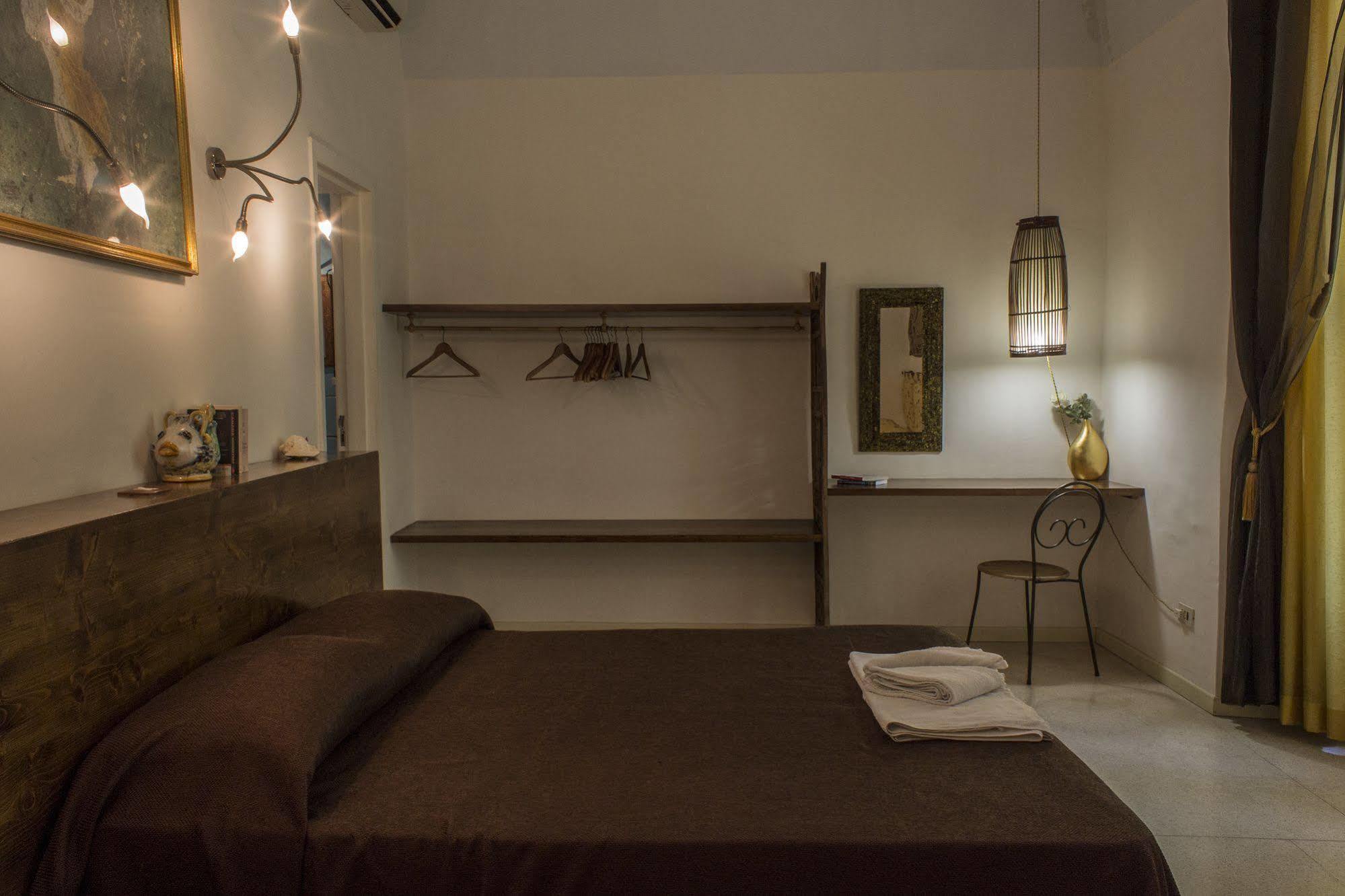 Diletto A Napoli Acomodação com café da manhã Exterior foto